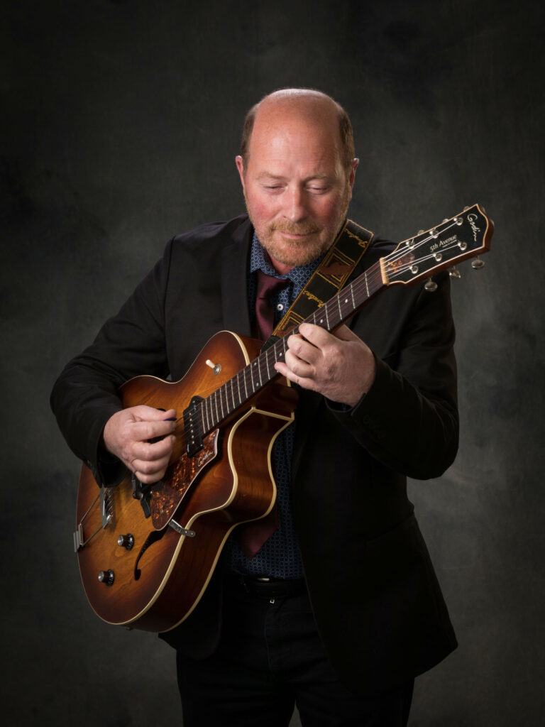 Daniel Hernandez, guitariste de Jazz Swing & Co, en prestation